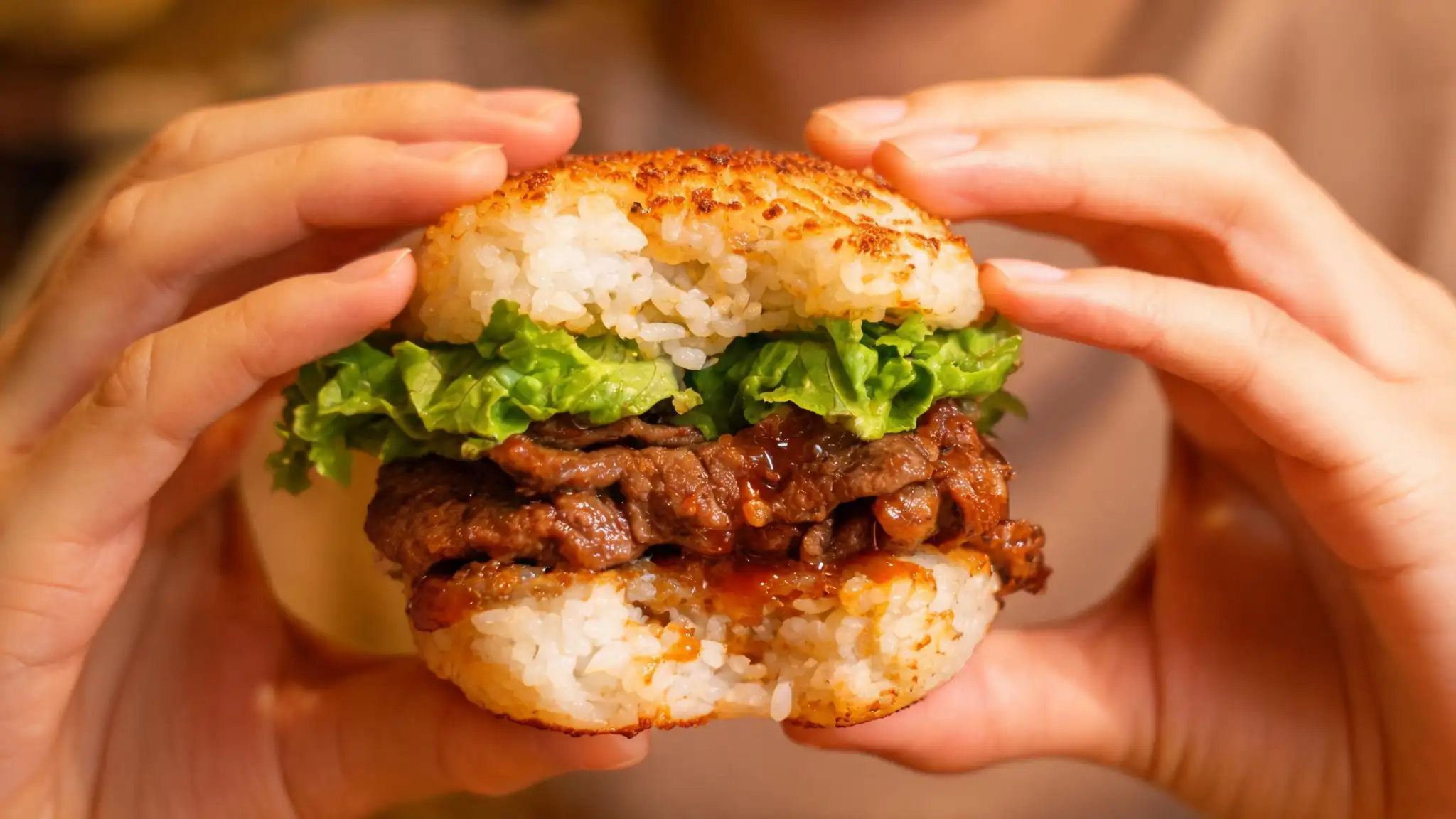 崩れない米バンズのライスバーガーの作り方｜こんがり焼いたご飯バンズと具の組み合わせ