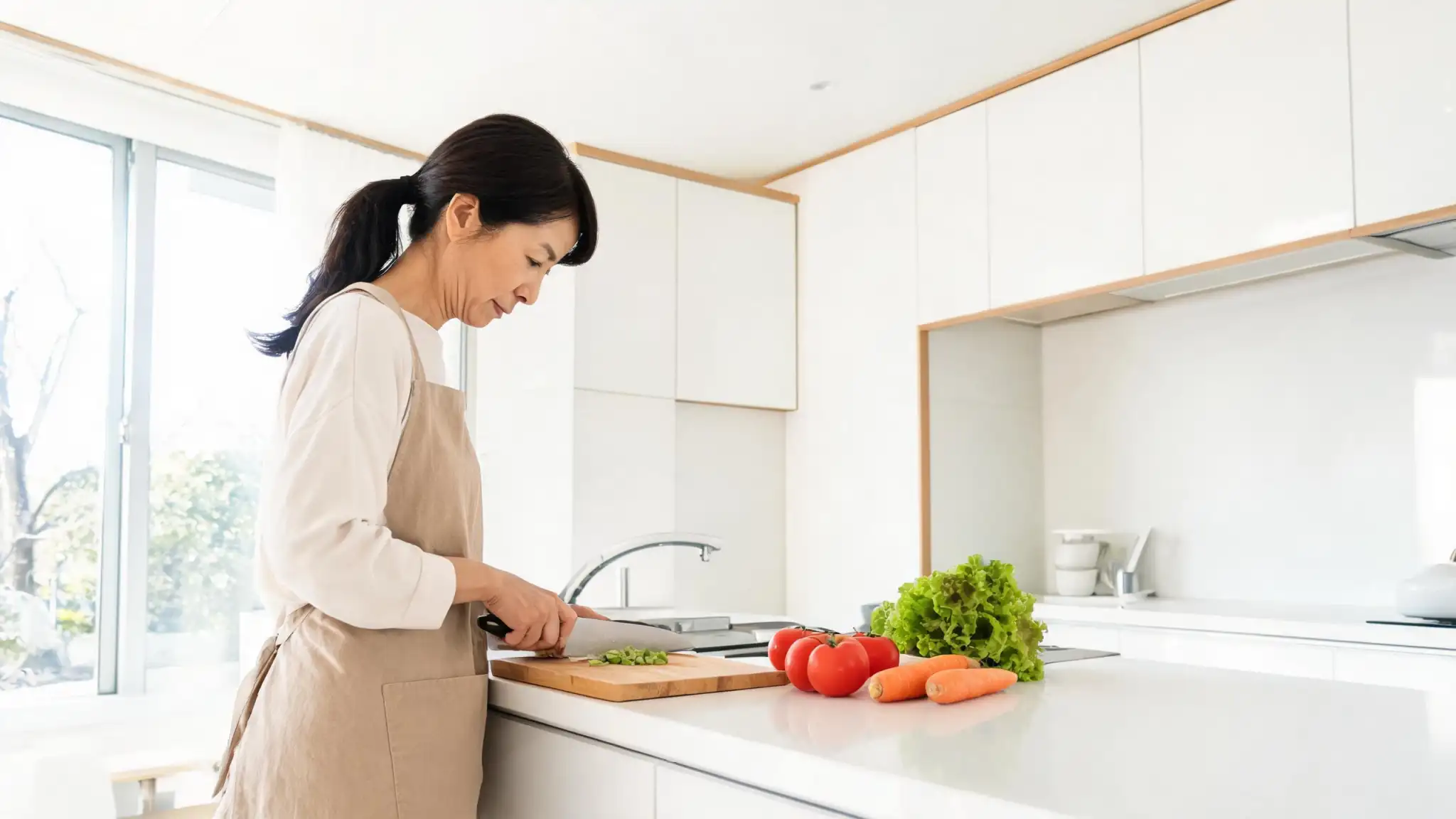 親子で楽しむ夏の昼食の様子