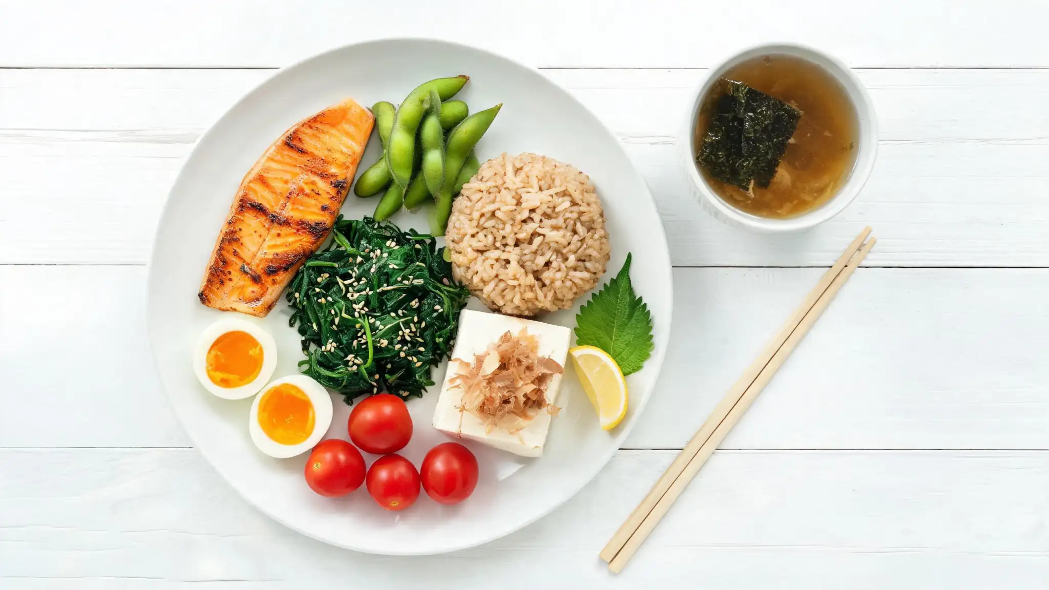 40代女性のPFCバランスに役立つタンパク質・脂質・炭水化物の配分と食材のイメージ
